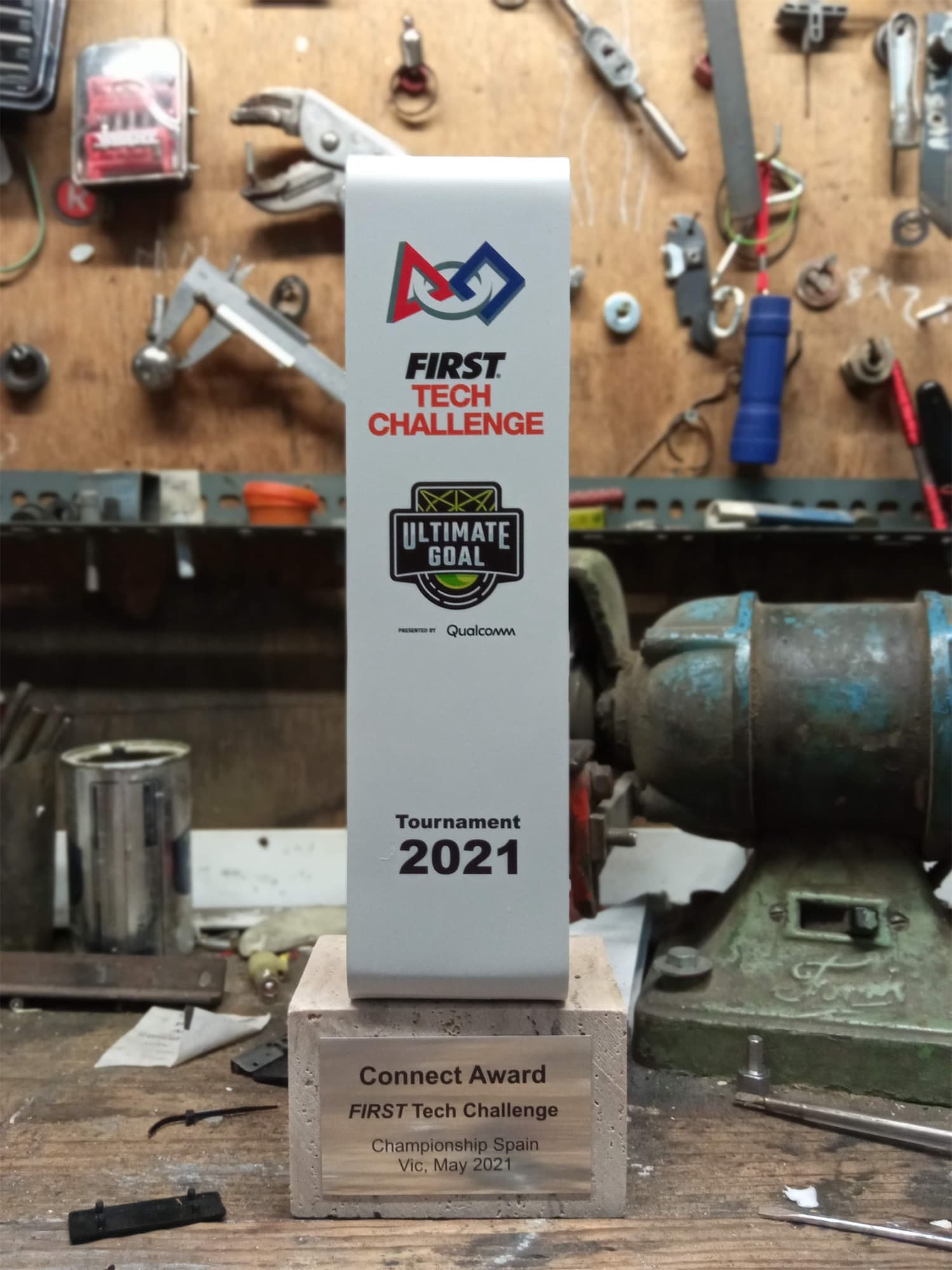 Un trofeu de la FIRST Tech Challenge sobre un banc del taller